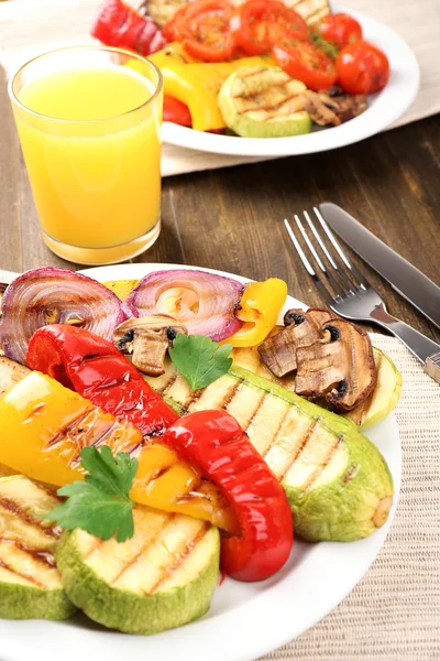 Вкусные овощи на гриле на тарелке на столе крупным планом — стоковое фото