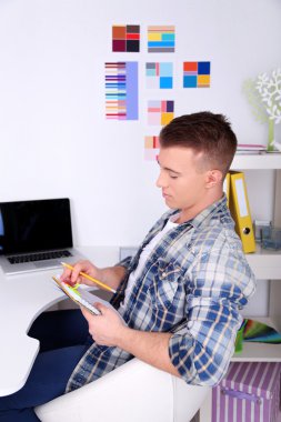 Ofiste çalışan genç yaratıcı tasarımcı