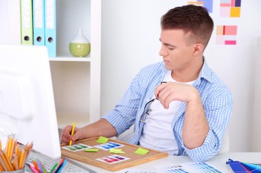 Ofiste çalışan genç yaratıcı tasarımcı