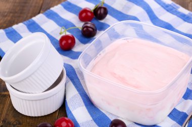 ahşap masa yakın çekim konteyner ve dondurma kaşık dondurma