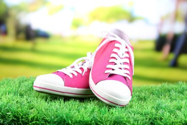 parlak zemin üzerine yeşil çimenlerin üzerinde güzel lastikbotlar