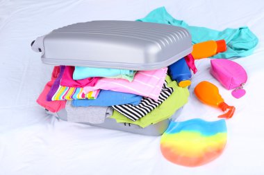 gri çanta giyim üzerine yatağa yakın çekim ile