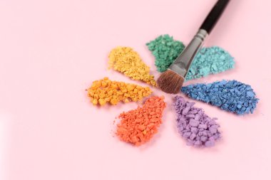 Pembe çiçek şeklinde ezilmiş gökkuşağı göz farı