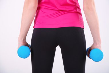 spor salonunda dumbbells ile egzersiz genç güzel fitness kız