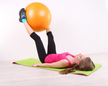 spor top turuncu ile egzersiz genç güzel fitness kız