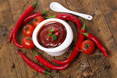 ahşap masa yakın çekim ıslak zeminde domates sosu 