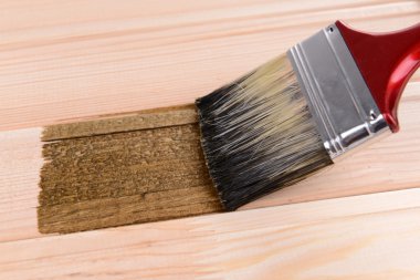 Tahta kaplamasına koruyucu cila uygulanıyor