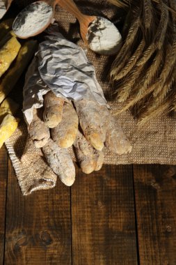 ekmek sopa üstünde çul ahşap zemin üzerinde