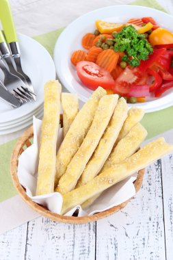 ahşap zemin üzerinde hasır sepetin içinde ekmek sopa