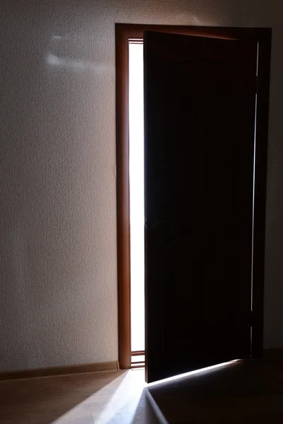 Porta aberta com luz brilhante fora — Fotografia de Stock