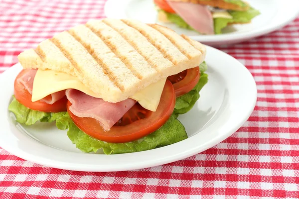 Matig smörgås med skinka på bordet — Stockfoto