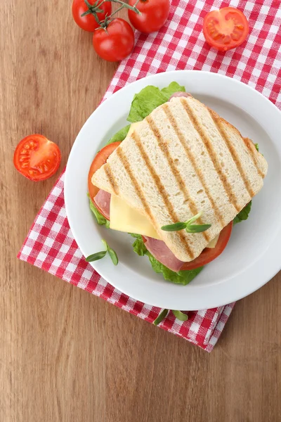 Sabroso sándwich con jamón sobre mesa de madera —  Fotos de Stock