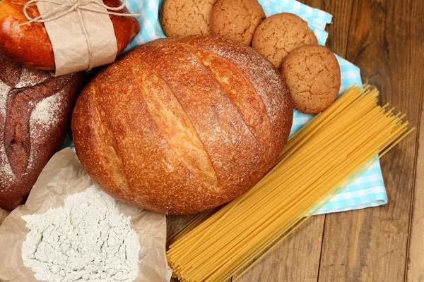 Productos de panadería sobre mesa de madera —  Fotos de Stock