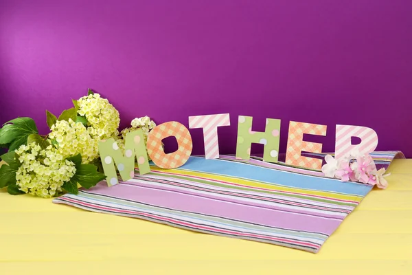 母亲-按字母分类的手工纸质信函上紫色背景 — 图库照片