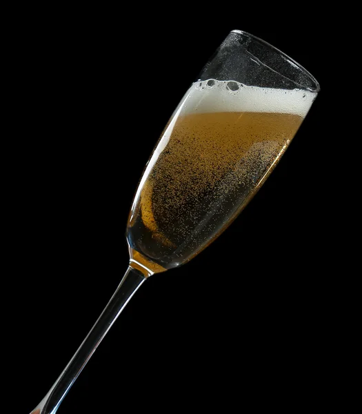 Glas champagne, op zwarte achtergrond — Stockfoto
