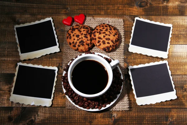 Šálek kávy, soubory cookie a prázdné fotografie, na dřevěné pozadí — Stock fotografie