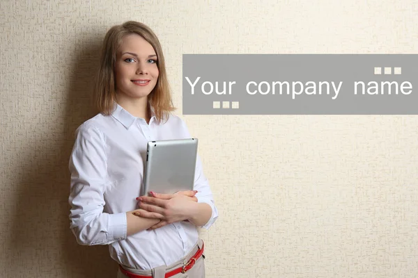 Portrait of businesswoman near wall — Stock Photo, Image