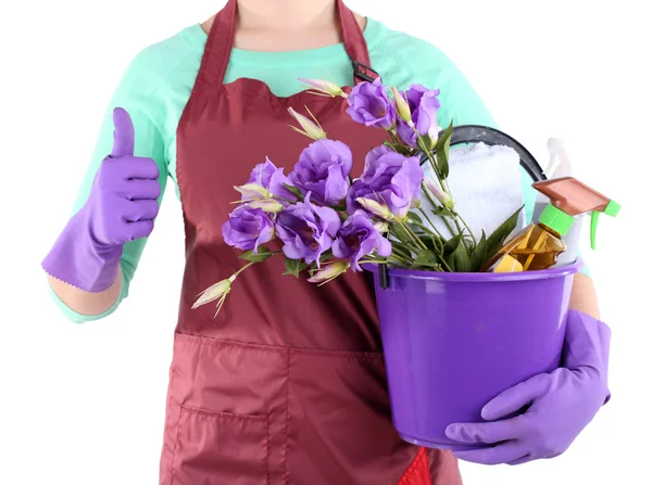 Casalinga che tiene secchio con attrezzature per la pulizia. Foto concettuale delle pulizie primaverili. Isolato su bianco — Foto Stock