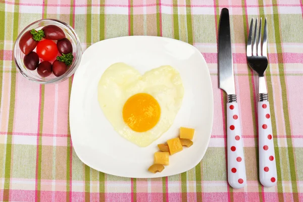 Äggröra med bröd på plattan, på färg servett — Stockfoto