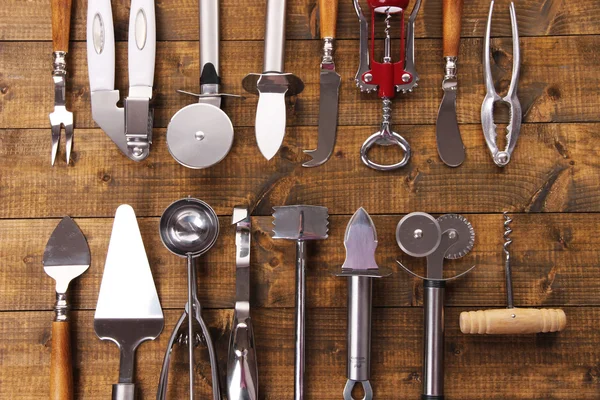 Utensílios de cozinha de metal na mesa de close-up — Fotografia de Stock