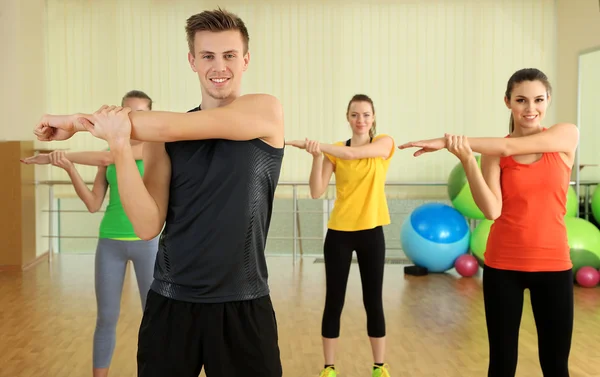 Young beautiful peoples engaged in gym — Stock Photo, Image