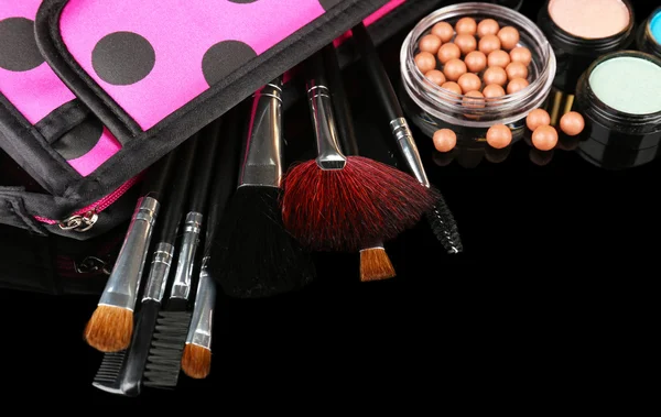 Профессиональные инструменты макияжа на черном фоне — стоковое фото