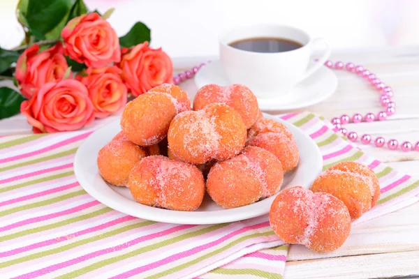 Deliciosos biscoitos pêssegos na mesa close-up — Fotografia de Stock