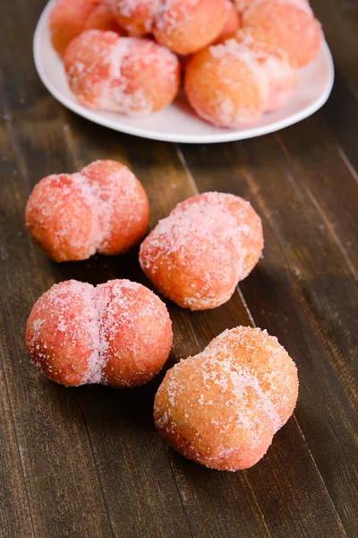 Herkullisia keksejä persikoita pöydällä lähikuva — kuvapankkivalokuva