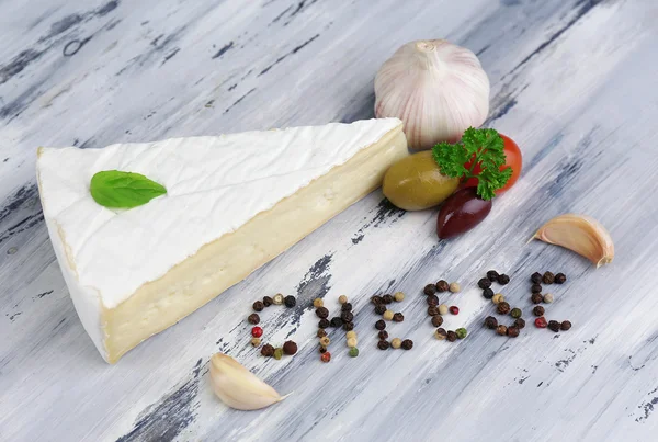 Queijo italiano saboroso na mesa de madeira — Fotografia de Stock