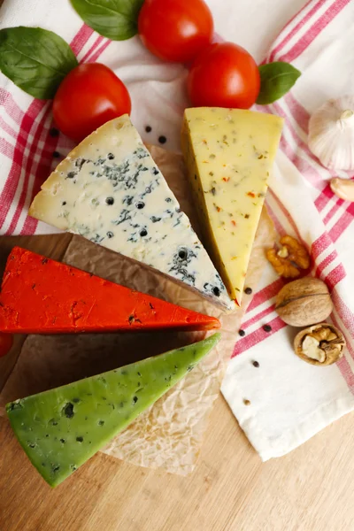 Olika italienska ost på träbord — Stockfoto