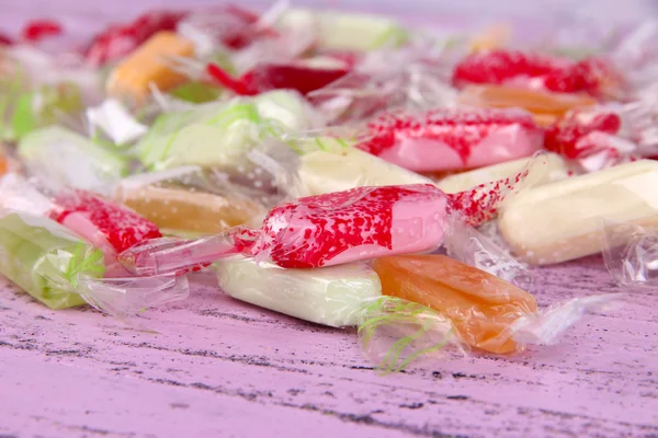 Dulces sabrosos sobre fondo de madera — Foto de Stock