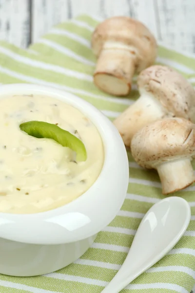 Delicate champignonsaus in kom op houten tafel close-up — Stockfoto