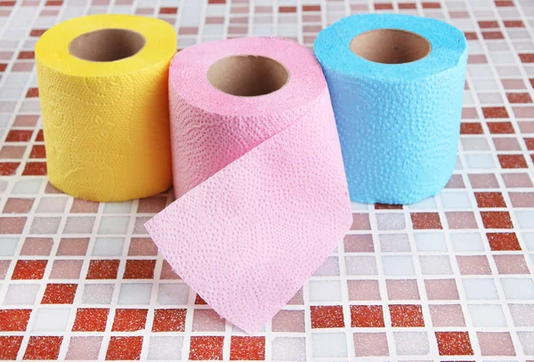 Rouleaux de papier toilette couleur sur fond lumineux — Photo
