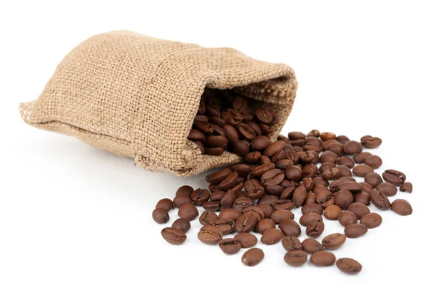Koffie bonen in zak geïsoleerd op wit — Stockfoto