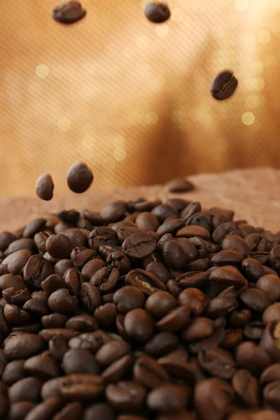 茶色の背景にテーブルの上のコーヒー豆 — ストック写真