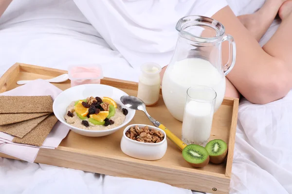 가벼운 아침 식사와 침대에 있는 여자 — 스톡 사진