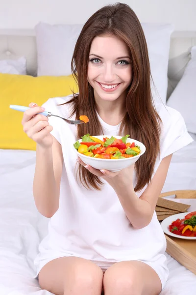 가벼운 아침 식사와 침대에 젊은 아름 다운 여자 — 스톡 사진