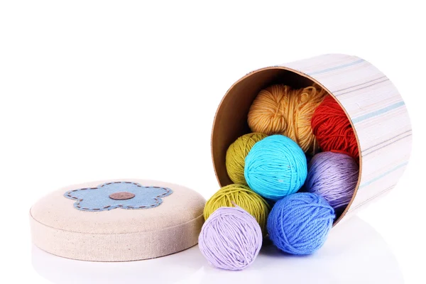 Caja decorativa con hilo de colores para tejer aislado en blanco —  Fotos de Stock