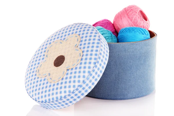 Caja decorativa con hilo de colores para tejer aislado en blanco — Foto de Stock