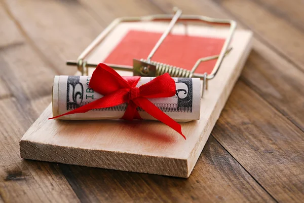 Mousetrap med dollar på trä bakgrund — Stockfoto