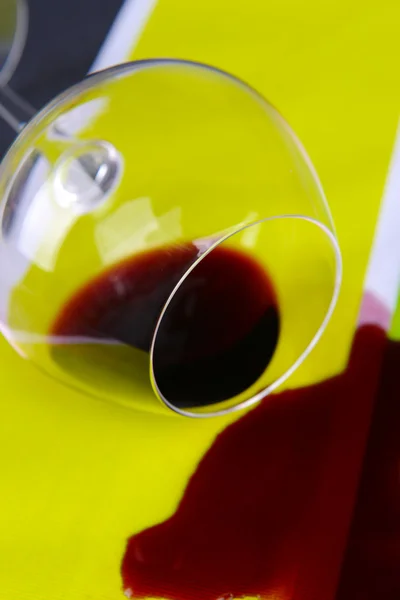 Overturned glass of wine on table close-up — Stock Photo, Image