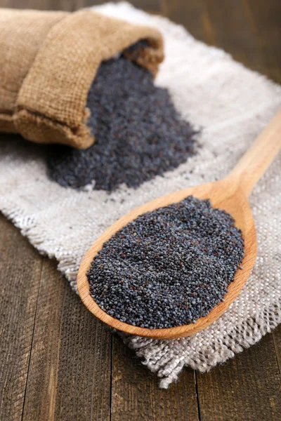 Poppy seeds in spoon on table close-up — Stock Photo, Image