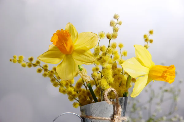 Vackra vårblommor i vas på träbord — Stockfoto