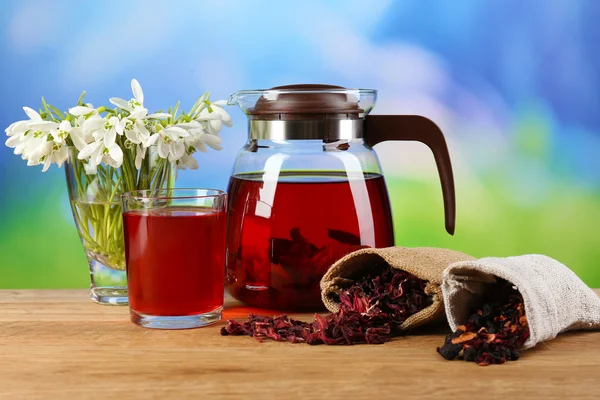 Chutný bylinkový čaj a kytice na stůl — Stock fotografie