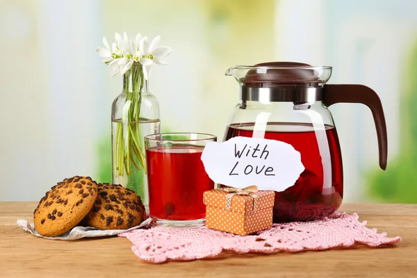 Lekkere kruiden thee en koekjes op houten tafel — Stockfoto