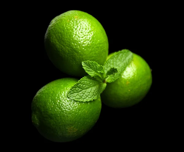 Limes fresco su sfondo scuro — Foto Stock