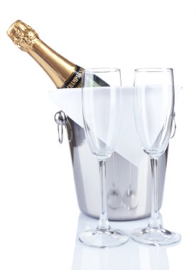 bir kova ve üzerinde beyaz izole boş bardak şampanya
