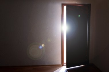 açık kapı dışında parlak bir ışık ile