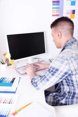 Ofiste çalışan genç yaratıcı tasarımcı