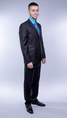 gri zemin üzerine iş adamı